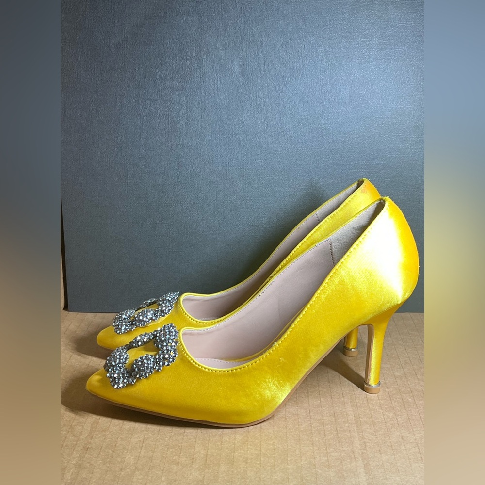 Elegant Yellow Women's Shoes with Embellished Detail - Picture 2 of 5